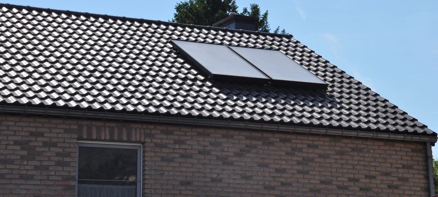 panneaux solaires placés sur un toit en tuiles