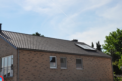 toiture à deux pans avec panneaux solaires
